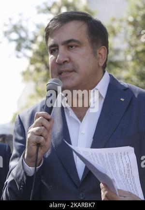 L'ex presidente georgiano e l'ex governatore della regione di Odessa Mikheil Saakashvili e i suoi avvocati di fronte all'edificio dell'ufficio presidenziale annunciano i loro piani per appellarsi al decreto del presidente sulla privazione della cittadinanza, Kyiv, Ucraina, 19 settembre 2017. (Foto di Sergii Kharchenko/NurPhoto) Foto Stock