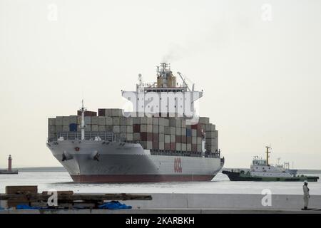 Una nave portacontainer arriva in un porto di Tokyo, il 19 settembre 2017. Il porto di Tokyo è uno dei più grandi porti marittimi giapponesi e uno dei più grandi porti marittimi del bacino dell'Oceano Pacifico, con una capacità di traffico annuale di circa 100 milioni di tonnellate di merci e 4.500.000 TEU. Il porto è anche un importante datore di lavoro nella zona con più di 30.000 dipendenti che forniscono servizi a più di 32.000 navi ogni anno. (Foto di Alessandro di Ciommo/NurPhoto) Foto Stock