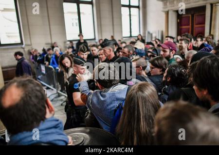 La gente partecipa a Parigi, in Francia, il 19 settembre 2017 durante l'apertura del processo nel caso Quai de Valmy, dove un'auto della polizia è stata messa in fiamme durante un "odio anti-poliziotto" da parte dei dimostranti il 16 maggio 2016. Sessanta Anti-fascisti si sono riuniti nelle 14th camere della corte di Parigi per protestare e chiedere verità e giustizia in quel processo. (Foto di Julien Mattia/NurPhoto) Foto Stock