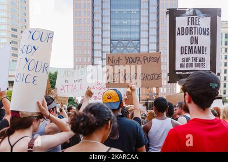 I manifestanti hanno i segni pro-scelta sopra le teste al raduno di aborto Foto Stock