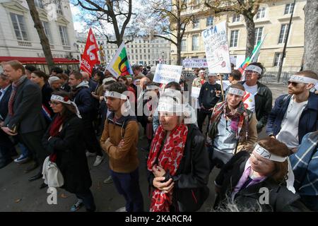 Manifestazione a Parigi, in Francia, il 20 settembre 2017, contro i projetti dell'accordo di libero scambio transatlantico (TAFTA) e dell'accordo economico e commerciale globale (CETA) UE-Canada. Il démonstration ha avuto luogo davanti all'Assemblea nazionale francese, con i membri del Parlamento, come leader francese della coalizione di estrema sinistra la France Insoumise Jean-Luc Mélenchon, vice di Seine Saint Denis, Eric Coquerel e la France Insoumise (LFI) membri del partito di sinistra Adrien Quatennens, Clementine Autain, Alexis Corbière. (Foto di Michel Stoupak/NurPhoto) Foto Stock