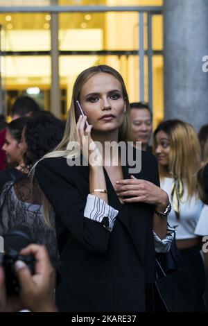 Natasha Poly dopo la sfilata di moda Versace S/S 2018 a Milano il 22 settembre 2017. (Foto di Nataliya Petrova/NurPhoto) Foto Stock