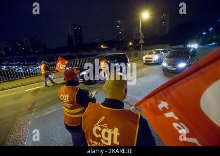 I camionisti del sindacato dei lavoratori francesi CGT bloccano le strade di accesso al porto di Gennevilliers, fuori Parigi, Francia il 25 settembre 2017, all'inizio di uno sciopero dei camionisti contro le riforme governative del lavoro del presidente Emmanuel Macron. I camionisti hanno iniziato uno sciopero rinnovabile la notte del 24 settembre, che dovrebbe essere seguito in diverse principali città francesi, rallentando il traffico e bloccando siti industriali e depositi petroliferi. La riforma del lavoro di punta arriva pochi giorni dopo che il presidente francese ha firmato le riforme attraverso una procedura accelerata che consente di rinunciare al parlamento Foto Stock