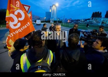 I camionisti del sindacato dei lavoratori francesi CGT bloccano le strade di accesso al porto di Gennevilliers, fuori Parigi, Francia il 25 settembre 2017, all'inizio di uno sciopero dei camionisti contro le riforme governative del lavoro del presidente Emmanuel Macron. I camionisti hanno iniziato uno sciopero rinnovabile la notte del 24 settembre, che dovrebbe essere seguito in diverse principali città francesi, rallentando il traffico e bloccando siti industriali e depositi petroliferi. La riforma del lavoro di punta arriva pochi giorni dopo che il presidente francese ha firmato le riforme attraverso una procedura rapida che consente di rinunciare ai parlamentari Foto Stock