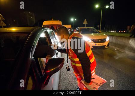 I camionisti del sindacato dei lavoratori francesi CGT bloccano le strade di accesso al porto di Gennevilliers, fuori Parigi, Francia il 25 settembre 2017, all'inizio di uno sciopero dei camionisti contro le riforme governative del lavoro del presidente Emmanuel Macron. I camionisti hanno iniziato uno sciopero rinnovabile la notte del 24 settembre, che dovrebbe essere seguito in diverse principali città francesi, rallentando il traffico e bloccando siti industriali e depositi petroliferi. La riforma del lavoro di punta arriva pochi giorni dopo che il presidente francese ha firmato le riforme attraverso una procedura accelerata che consente di rinunciare al parlamento Foto Stock