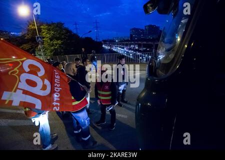 I camionisti del sindacato dei lavoratori francesi CGT bloccano le strade di accesso al porto di Gennevilliers, fuori Parigi, Francia il 25 settembre 2017, all'inizio di uno sciopero dei camionisti contro le riforme governative del lavoro del presidente Emmanuel Macron. I camionisti hanno iniziato uno sciopero rinnovabile la notte del 24 settembre, che dovrebbe essere seguito in diverse principali città francesi, rallentando il traffico e bloccando siti industriali e depositi petroliferi. La riforma del lavoro di punta arriva pochi giorni dopo che il presidente francese ha firmato le riforme attraverso una procedura accelerata che consente di rinunciare al parlamento Foto Stock