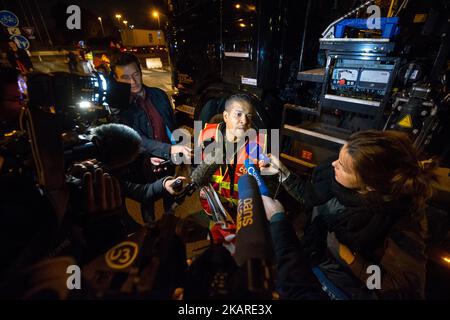 I camionisti del sindacato dei lavoratori francesi CGT bloccano le strade di accesso al porto di Gennevilliers, fuori Parigi, Francia il 25 settembre 2017, all'inizio di uno sciopero dei camionisti contro le riforme governative del lavoro del presidente Emmanuel Macron. I camionisti hanno iniziato uno sciopero rinnovabile la notte del 24 settembre, che dovrebbe essere seguito in diverse principali città francesi, rallentando il traffico e bloccando siti industriali e depositi petroliferi. La riforma del lavoro di punta arriva pochi giorni dopo che il presidente francese ha firmato le riforme attraverso una procedura accelerata che consente di rinunciare al parlamento Foto Stock