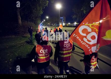 I camionisti del sindacato dei lavoratori francesi CGT bloccano le strade di accesso al porto di Gennevilliers, fuori Parigi, Francia il 25 settembre 2017, all'inizio di uno sciopero dei camionisti contro le riforme governative del lavoro del presidente Emmanuel Macron. I camionisti hanno iniziato uno sciopero rinnovabile la notte del 24 settembre, che dovrebbe essere seguito in diverse principali città francesi, rallentando il traffico e bloccando siti industriali e depositi petroliferi. La riforma del lavoro di punta arriva pochi giorni dopo che il presidente francese ha firmato le riforme attraverso una procedura accelerata che consente di rinunciare al parlamento Foto Stock