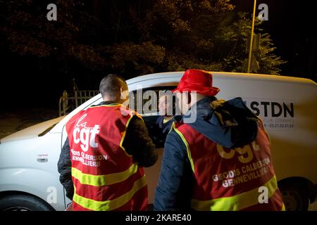 I camionisti del sindacato dei lavoratori francesi CGT bloccano le strade di accesso al porto di Gennevilliers, fuori Parigi, Francia il 25 settembre 2017, all'inizio di uno sciopero dei camionisti contro le riforme governative del lavoro del presidente Emmanuel Macron. I camionisti hanno iniziato uno sciopero rinnovabile la notte del 24 settembre, che dovrebbe essere seguito in diverse principali città francesi, rallentando il traffico e bloccando siti industriali e depositi petroliferi. La riforma del lavoro di punta arriva pochi giorni dopo che il presidente francese ha firmato le riforme attraverso una procedura accelerata che consente di rinunciare al parlamento Foto Stock