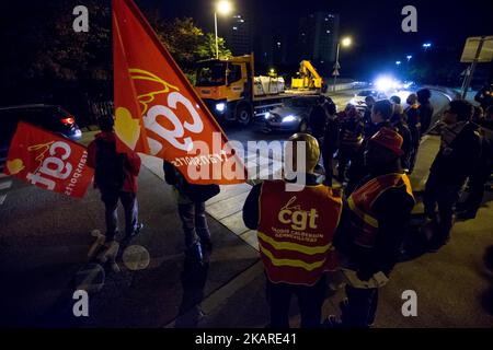 I camionisti del sindacato dei lavoratori francesi CGT bloccano le strade di accesso al porto di Gennevilliers, fuori Parigi, Francia il 25 settembre 2017, all'inizio di uno sciopero dei camionisti contro le riforme governative del lavoro del presidente Emmanuel Macron. I camionisti hanno iniziato uno sciopero rinnovabile la notte del 24 settembre, che dovrebbe essere seguito in diverse principali città francesi, rallentando il traffico e bloccando siti industriali e depositi petroliferi. La riforma del lavoro di punta arriva pochi giorni dopo che il presidente francese ha firmato le riforme attraverso una procedura accelerata che consente di rinunciare al parlamento Foto Stock