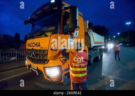 I camionisti del sindacato dei lavoratori francesi CGT bloccano le strade di accesso al porto di Gennevilliers, fuori Parigi, Francia il 25 settembre 2017, all'inizio di uno sciopero dei camionisti contro le riforme governative del lavoro del presidente Emmanuel Macron. I camionisti hanno iniziato uno sciopero rinnovabile la notte del 24 settembre, che dovrebbe essere seguito in diverse principali città francesi, rallentando il traffico e bloccando siti industriali e depositi petroliferi. La riforma del lavoro di punta arriva pochi giorni dopo che il presidente francese ha firmato le riforme attraverso una procedura accelerata che consente di rinunciare al parlamento Foto Stock