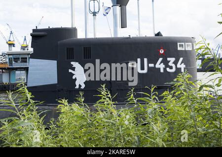 Il sottomarino U-434 lasciò i cantieri navali russi nel 1976. Fu costruito in soli otto mesi. Fu assegnato alla flotta sovietica del Mare del Nord, dove prestò servizio fino all'aprile del 2002; a partire da quell'anno, fu esposto al pubblico. Questo sottomarino è uno dei più grandi sommergibili non nucleari del mondo ed è stato utilizzato principalmente nel lavoro di spionaggio. Il 24th settembre 2017 ad Amburgo, Germania. (Foto di Oscar Gonzalez/NurPhoto) Foto Stock