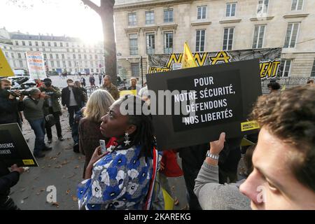 La France Insoumise (LFI) membro di sinistra del Parlamento Danièle Obono (C) durante un raduno per protestare contro lo "stato di emergenza permanente" a Parigi il 25 settembre 2017, di fronte all'Assemblea nazionale francese. Il Senato francese ha riserverato una controversa legge antiterrorismo che renderebbe permanenti le misure introdotte in uno stato di emergenza di due anni. I manifestanti contro la legislazione si sono riuniti a Parigi, dicendo che la Francia sta diventando uno “Stato di polizia” Il “progetto di legge sul rafforzamento della sicurezza interna e la lotta al terrorismo” è stato sostenuto da 229 voti a 106 al Senato, il superiore Foto Stock