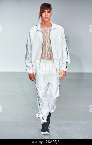 Un modello si sfreccia lungo la pista nella collezione SS18 di Faustne Steinmetz, settembre 15th 2017 a 180 Strand a Londra, Regno Unito. (Foto di Karyn Louise/NurPhoto) Foto Stock