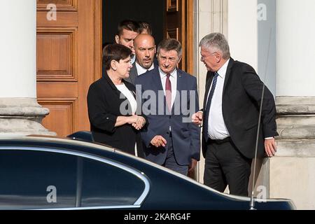 Primo Ministro della Polonia Beata Szydlo, Maresciallo del Sejm polacco Marek Kuchcinski e Maresciallo del Senato polacco Stanislaw Karczewski dopo l'incontro con il Presidente della Polonia al Palazzo Belweder di Varsavia, Polonia il 24 luglio 2017 (Foto di Mateusz Wlodarczyk/NurPhoto) Foto Stock