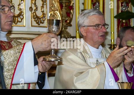 Ostrzeszów Polska Polen; Mons. Teofil Wilski celebra la Santa Messa; Bischof zelebriert die Heilige Messe; obispo celebra la Santa Misa 三一頌 Foto Stock