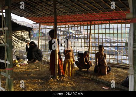 Bazar di Cox, Bangladesh. Settembre 26, 2017. I rifugiati di Rohingya si sono rifugiati in un campo profughi a Balukhali a Ukhiya, Bangladesh, il 26 settembre 2017. Più di 450.000 musulmani rohingya sono fuggiti in Bangladesh, la violenza è scoppiata nello stato di Rakhine in Myanmar dall'agosto 25. (Foto di Rehman Asad/NurPhoto) Foto Stock