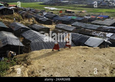 Bazar di Cox, Bangladesh. Settembre 26, 2017. Le donne Rohingya camminano in un campo profughi a Balukhali a Ukhiya, Bangladesh il 26 settembre 2017. Più di 450.000 musulmani Rohingya sono fuggiti in Bangladesh, la violenza è scoppiata nello stato di Myanmar Rakhine dall'agosto 25. (Foto di Rehman Asad/NurPhoto) Foto Stock