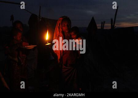 Bazar di Cox, Bangladesh. Settembre 26, 2017. I rifugiati di Rohingya si sono rifugiati in un campo profughi di fortuna a Balukhali a Ukhiya, Bangladesh, il 26 settembre 2017. Più di 450.000 musulmani rohingya sono fuggiti in Bangladesh, la violenza è scoppiata nello stato di Rakhine in Myanmar dall'agosto 25. (Foto di Rehman Asad/NurPhoto) Foto Stock