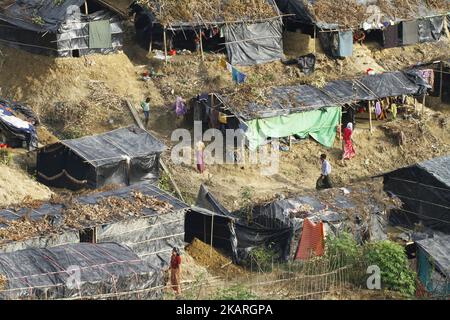 Bazar di Cox, Bangladesh. Settembre 26, 2017. I rifugiati di Rohingya si sono rifugiati in un campo profughi a Balukhali a Ukhiya, Bangladesh, il 26 settembre 2017. Più di 450.000 musulmani rohingya sono fuggiti in Bangladesh, la violenza è scoppiata nello stato di Rakhine in Myanmar dall'agosto 25. (Foto di Rehman Asad/NurPhoto) Foto Stock