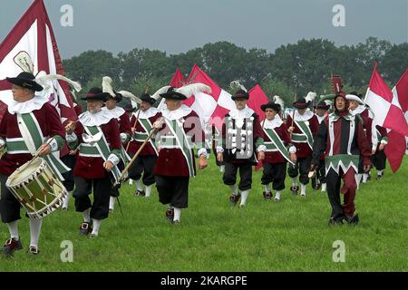 Heeswijk, Paesi Bassi, Niederlande, Europäische Gemeinschaft Historischer Schützen; processione in marcia con batteria e striscioni in costumi storici Foto Stock