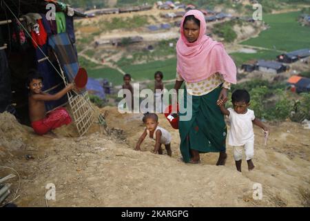 Bazar di Cox, Bangladesh. Settembre 26, 2017. I rifugiati di Rohingya si sono rifugiati in un campo profughi a Balukhali a Ukhiya, Bangladesh, il 26 settembre 2017. Più di 450.000 musulmani rohingya sono fuggiti in Bangladesh, la violenza è scoppiata nello stato di Rakhine in Myanmar dall'agosto 25. (Foto di Rehman Asad/NurPhoto) Foto Stock