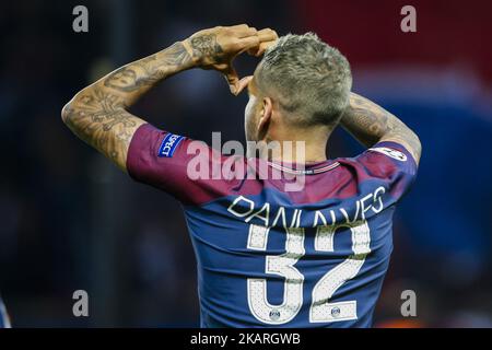 Il difensore brasiliano di Parigi Saint-Germain, Dani Alves, festeggia il suo gol durante la partita di calcio della UEFA Champions League tra Parigi Saint-Germain e Bayern Monaco il 27 settembre 2017 allo stadio Parc des Princes di Parigi. (Foto di Geoffroy Van der Hasselt/NurPhoto) Foto Stock