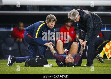 Il difensore brasiliano di Parigi Saint-Germain Dani Alves (C) viene trattato durante la partita di calcio della UEFA Champions League tra Parigi Saint-Germain e Bayern Monaco il 27 settembre 2017 allo stadio Parc des Princes di Parigi. (Foto di Geoffroy Van der Hasselt/NurPhoto) Foto Stock