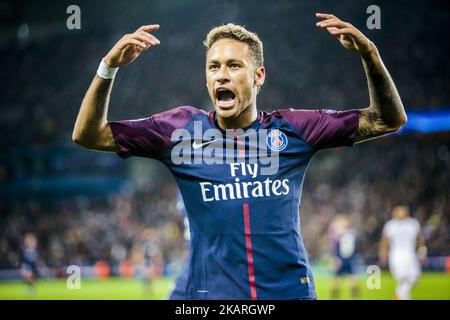 Il forward brasiliano di Parigi Saint-Germain Neymar reagisce durante la partita di calcio della UEFA Champions League tra Parigi Saint-Germain e Bayern Monaco il 27 settembre 2017 allo stadio Parc des Princes di Parigi. (Foto di Geoffroy Van der Hasselt/NurPhoto) Foto Stock