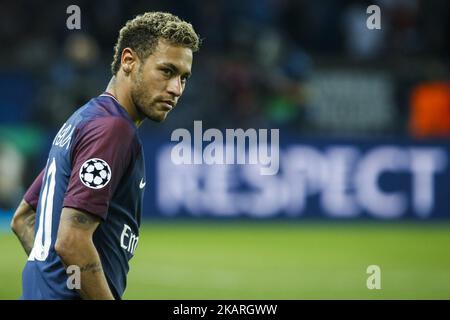 Il futuro brasiliano di Parigi Saint-Germain Neymar guarda avanti durante la partita di calcio della UEFA Champions League tra Parigi Saint-Germain e Bayern Monaco il 27 settembre 2017 allo stadio Parc des Princes di Parigi. (Foto di Geoffroy Van der Hasselt/NurPhoto) Foto Stock