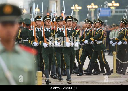 Una panoramica delle guardie militari durante la cerimonia di abbassamento della bandiera nazionale in Piazza Tiananmen a Pechino, pochi giorni prima della prossima Giornata nazionale, il 68th° anniversario della fondazione della Repubblica popolare cinese. Giovedì 28 settembre 2017, in Piazza Tian'anmen, Pechino, Cina. Foto di Artur Widak Foto Stock