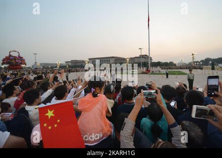 Una veduta della folla che guarda all'abbassamento della cerimonia nazionale della bandiera in Piazza Tiananmen a Pechino, pochi giorni prima della prossima Giornata nazionale, il 68th° anniversario della fondazione della Repubblica popolare cinese. Giovedì 28 settembre 2017, in Piazza Tian'anmen, Pechino, Cina. Foto di Artur Widak Foto Stock