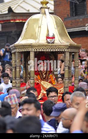 Come dopo l'arrivo di 3yrs anni di TRISHNA SHAKYA al palazzo del tempio, il 12 anni PRECEDENTE MATINA SHAKYA, lasciato da un ingresso posteriore su un palanquin portato dalla sua famiglia e sostenitori Giovedi, 28 settembre 2017. Il Kumari uscente, MATINA SHAKYA, fu unto nel 2008 all'età di tre anni. (Foto di Narayan Maharjan/NurPhoto) Foto Stock