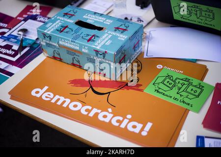 Studenti dell'Università di Barcellona (UB) che danno documenti per votare durante il referendum in Catalogna del 1st ottobre. Il 27 settembre 2017 a Barcellona, Spagna. (Foto di Xavier Bonilla/NurPhoto) Foto Stock