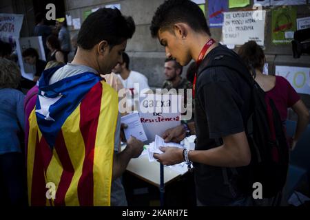 Studenti dell'Università di Barcellona (UB) che danno documenti per votare durante il referendum in Catalogna del 1st ottobre. Il 27 settembre 2017 a Barcellona, Spagna. (Foto di Xavier Bonilla/NurPhoto) Foto Stock