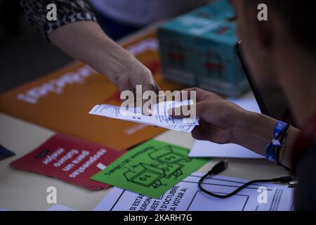 Studenti dell'Università di Barcellona (UB) che danno documenti per votare durante il referendum in Catalogna del 1st ottobre. Il 27 settembre 2017 a Barcellona, Spagna. (Foto di Xavier Bonilla/NurPhoto) Foto Stock