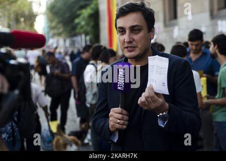 Studenti dell'Università di Barcellona (UB) che danno documenti per votare durante il referendum in Catalogna del 1st ottobre. Il 27 settembre 2017 a Barcellona, Spagna. (Foto di Xavier Bonilla/NurPhoto) Foto Stock