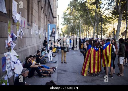 Studenti dell'Università di Barcellona (UB) che danno documenti per votare durante il referendum in Catalogna del 1st ottobre. Il 27 settembre 2017 a Barcellona, Spagna. (Foto di Xavier Bonilla/NurPhoto) Foto Stock