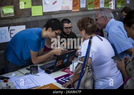 Studenti dell'Università di Barcellona (UB) che danno documenti per votare durante il referendum in Catalogna del 1st ottobre. Il 27 settembre 2017 a Barcellona, Spagna. (Foto di Xavier Bonilla/NurPhoto) Foto Stock