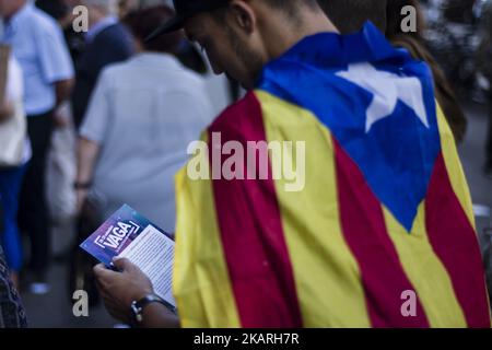 Studenti dell'Università di Barcellona (UB) che danno documenti per votare durante il referendum in Catalogna del 1st ottobre. Il 27 settembre 2017 a Barcellona, Spagna. (Foto di Xavier Bonilla/NurPhoto) Foto Stock