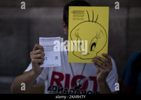 Studenti dell'Università di Barcellona (UB) che danno documenti per votare durante il referendum in Catalogna del 1st ottobre. Il 27 settembre 2017 a Barcellona, Spagna. (Foto di Xavier Bonilla/NurPhoto) Foto Stock