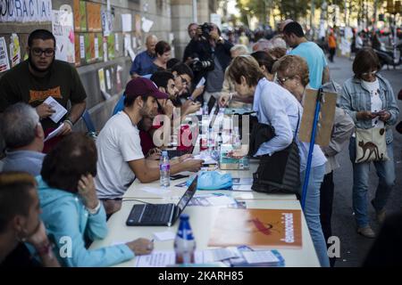 Studenti dell'Università di Barcellona (UB) che danno documenti per votare durante il referendum in Catalogna del 1st ottobre. Il 27 settembre 2017 a Barcellona, Spagna. (Foto di Xavier Bonilla/NurPhoto) Foto Stock