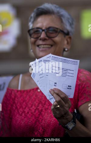 Studenti dell'Università di Barcellona (UB) che danno documenti per votare durante il referendum in Catalogna del 1st ottobre. Il 27 settembre 2017 a Barcellona, Spagna. (Foto di Xavier Bonilla/NurPhoto) Foto Stock