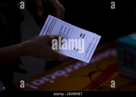 Studenti dell'Università di Barcellona (UB) che danno documenti per votare durante il referendum in Catalogna del 1st ottobre. Il 27 settembre 2017 a Barcellona, Spagna. (Foto di Xavier Bonilla/NurPhoto) Foto Stock