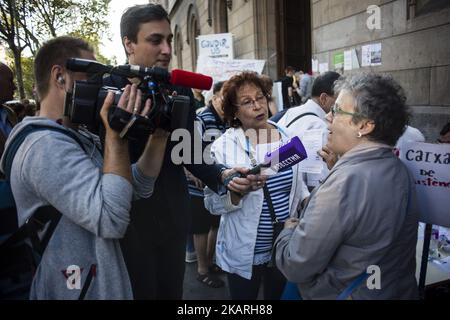 Studenti dell'Università di Barcellona (UB) che danno documenti per votare durante il referendum in Catalogna del 1st ottobre. Il 27 settembre 2017 a Barcellona, Spagna. (Foto di Xavier Bonilla/NurPhoto) Foto Stock