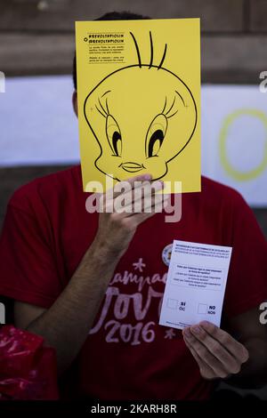 Studenti dell'Università di Barcellona (UB) che danno documenti per votare durante il referendum in Catalogna del 1st ottobre. Il 27 settembre 2017 a Barcellona, Spagna. (Foto di Xavier Bonilla/NurPhoto) Foto Stock