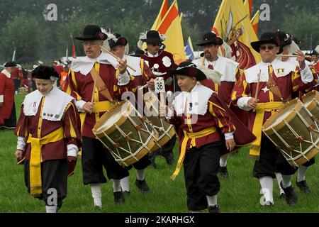 Heeswijk, Paesi Bassi, Niederlande, Europäische Gemeinschaft Historischer Schützen; processione in marcia con batteria e striscioni in costumi storici Foto Stock