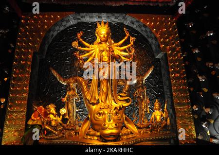 Un artista indiano dà un tocco finale ad un 'pandala', un luogo di culto temporaneo, per il 'Durga Puja' Festival , a Kolkata il 27 settembre 2017. Il festival di Durga Puja, della durata di cinque giorni, commemora l'uccisione del re demone Mahishasur da parte della dea Durga, segnando il trionfo del bene sul male. (Foto di Debajyoti Chakraborty/NurPhoto) Foto Stock