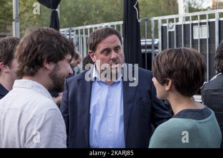 Oriol Junqueres (C) il Vicepresident de la Generalitat de Catalunya parla con uno studente durante una manifestazione contro la posizione del governo spagnolo di vietare il referendum di autodeterminazione della Catalogna durante uno sciopero da parte di studenti universitari il 28 settembre 2017 a Barcellona, Spagna. Il governo catalano sta rispettando il suo piano di indire un referendum, che si terrà il 1 ottobre, che è stato considerato illegale dal governo spagnolo a Madrid. (Foto di Guillaume Pinon/NurPhoto) Foto Stock