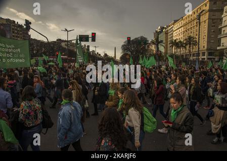 Housands di donne marciò da Plaza de Mayo al Congresso, a Buenos Aires, Argentina, il 29 settembre 2017 sotto lo slogan "aborto legale, sicuro e libero". Si è inoltre cercato di rendere visibile la violenza di genere cui sono sottoposte le donne, le lesbiche e i transessuali; Le diverse situazioni di violazione del diritto alla salute riproduttiva e di chiedere il dibattito e l'approvazione della legge sull'interruzione volontaria della gravidanza presentata per la sesta volta al Congresso dalla Campagna Nazionale per il diritto all'aborto legale, sicuro e libero. (Foto di Matias Jovet/NurPhoto) Foto Stock